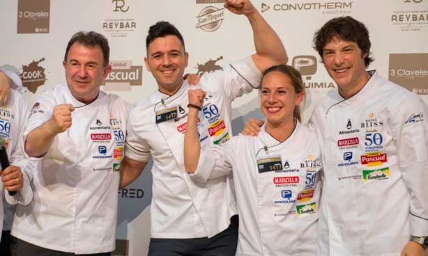 Flanqueados por Martín Berasategui y Jordi Cruz, Álvaro Salazar y su ayudante María Cano celebran su triunfo como vencedores del Concurso Cocinero del Año 2018