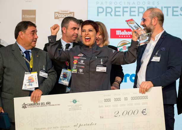 Ángela Marulanda celebra feliz su triunfo en el Concurso Camarero del Año