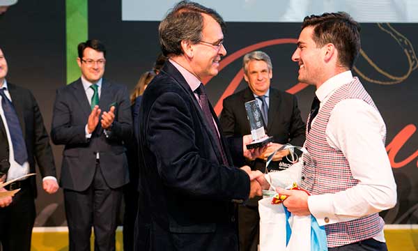 Marcos González recibe en Hostelco 2018 el trofeo que le acredita como Mejor barista de España