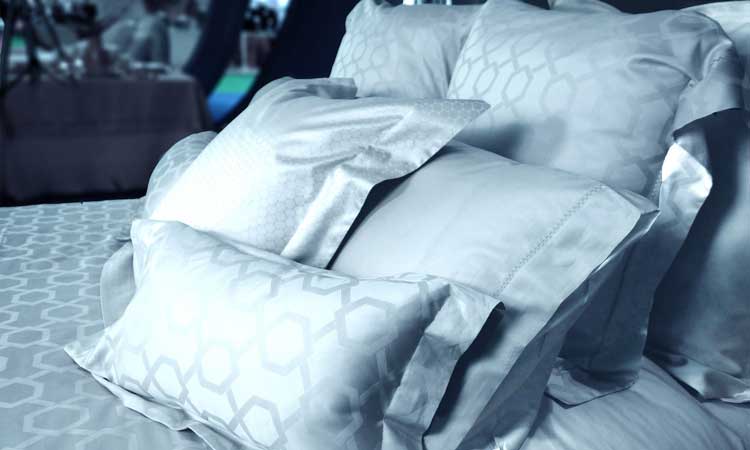 Los hoteles más exclusivos empiezan a introducir colores suaves y motivos en sus sábanas