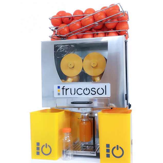 Exprimidora F50 de Frucosol con el accesorio de llenado de botellas