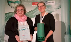 Babette Schmidt, directora de Comunicación (izda.), y Gabriele Nolte, directora comercial para Alemania, Austria y Suiza (dcha.), recogen el Premio a la Sostenibilidad para Erlenbacher