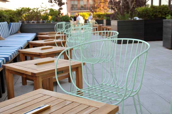 Los sillones Olivo de Isimar en una terraza de hotel en Nueva York