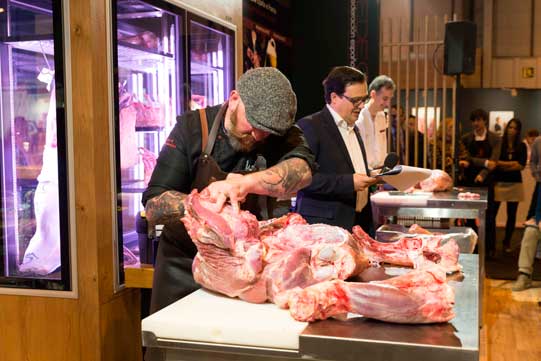 Cortando carne en la feria Meat Attraction - Profesional Horeca