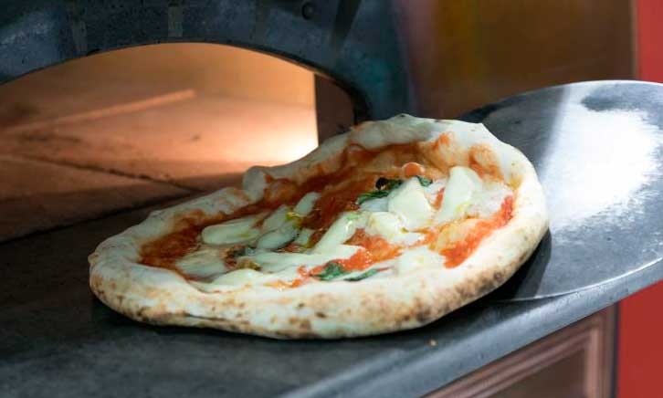 Pizza italiana en horno