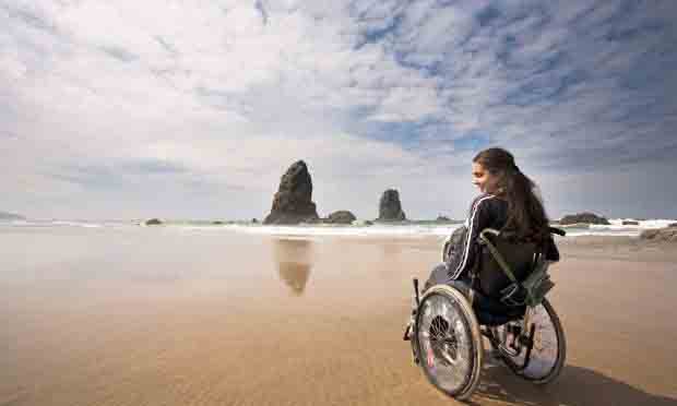 Persona con discapacidad en una playa
