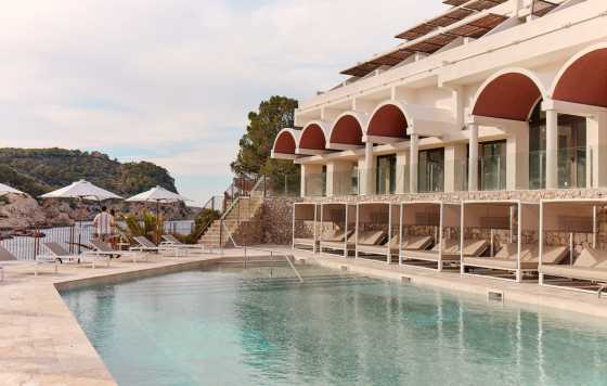 ProfesionalHoreca- piscina del Hotel Cala San Miguel en Ibiza, operado por Barceló bajo la marca Curio Collection by Hilton