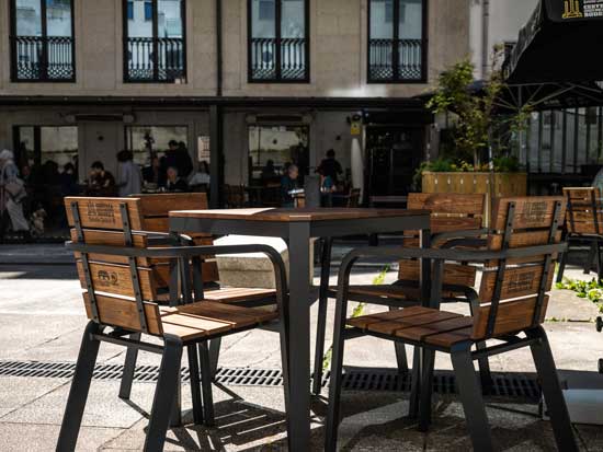 Profesionalhoreca, Mobiliario de terraza creado con palets, de Hijos de Rivera