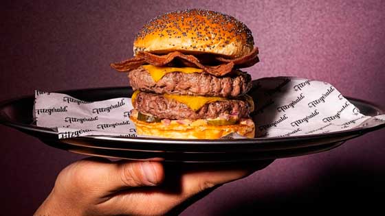 Profesionalhoreca, hamburguesa de The Fitzgerald en una bandeja ovalada de acero de estilo vintage