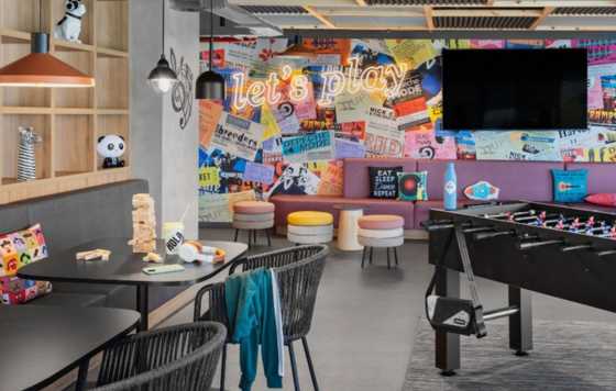 ProfesionalHoreca , Una de las zonas comunes, de diseño joven y divertido, del hotel Moxy Barcelona