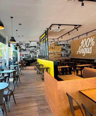 Profesionalhoreca, El nuevo local de Carl's Jr. en el centro comercial Bahía Plaza de Campo de Gibraltar