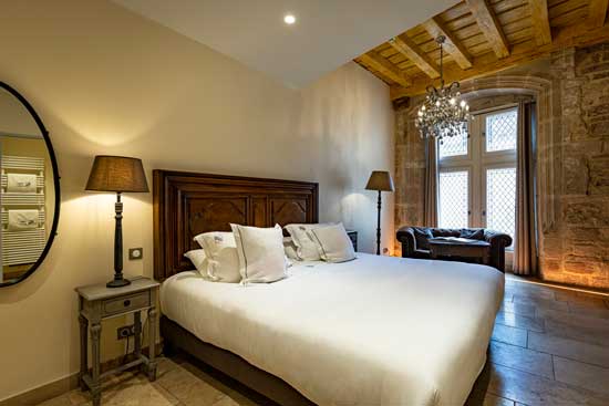 Profesionalhoreca, na de las habitaciones del hotel Abbaye de Maizieres, con la cama vestida por Resuinsa