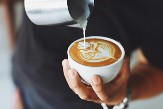 Profesionalhoreca, barista preparando un café, 