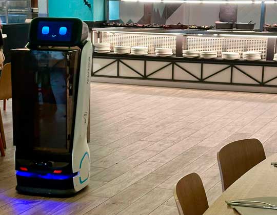 Profesionalhoreca, El robot Keenon T9, trabajando en el buffet del hotel Sol Katmandu Park & Resort