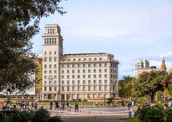 Profesionalhoreca, El imponente edificio neoclásico del 45 Times Barcelona Hotel, antes Iberostar Paseo de Gracia, en plena plaza Cataluña