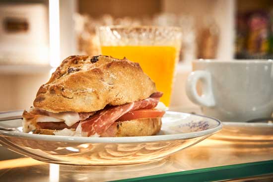 Profesional Horeca, Desayuno salado en el local de Panadería Salazar en Fromista. Pan artesanal