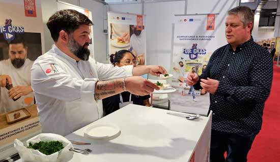 Profesional Horeca, El chef JuanLu Hernández elaboró deliciosas creaciobes con foir gras en gastronomic Forum Barcelona 2024